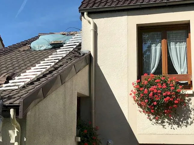 Solin cheminée repris à Besançon – zinc neuf, étanchéité corrigée et contrôlée