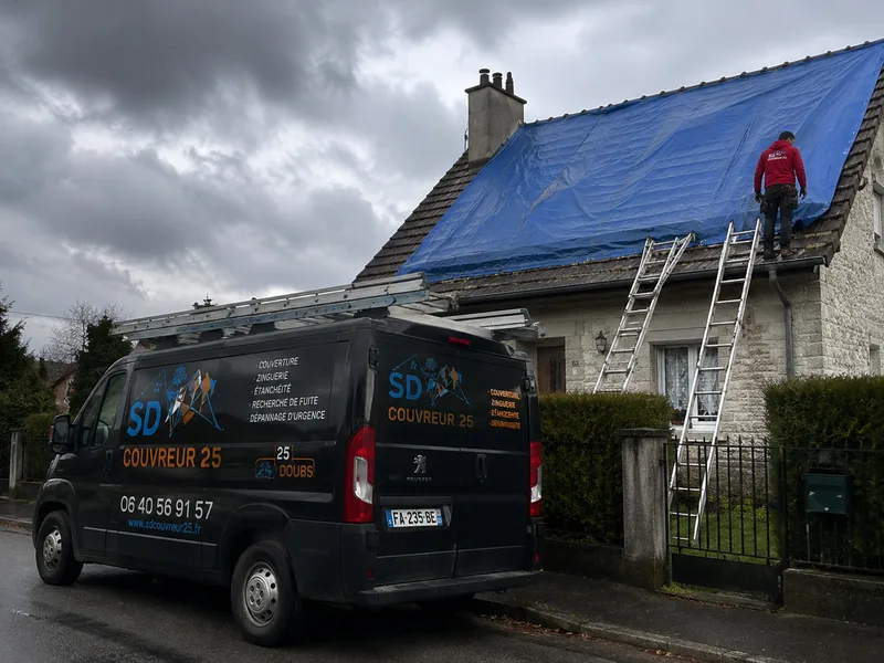 Scotty Debelfort intervenant en urgence pour une fuite de toiture dans le Doubs